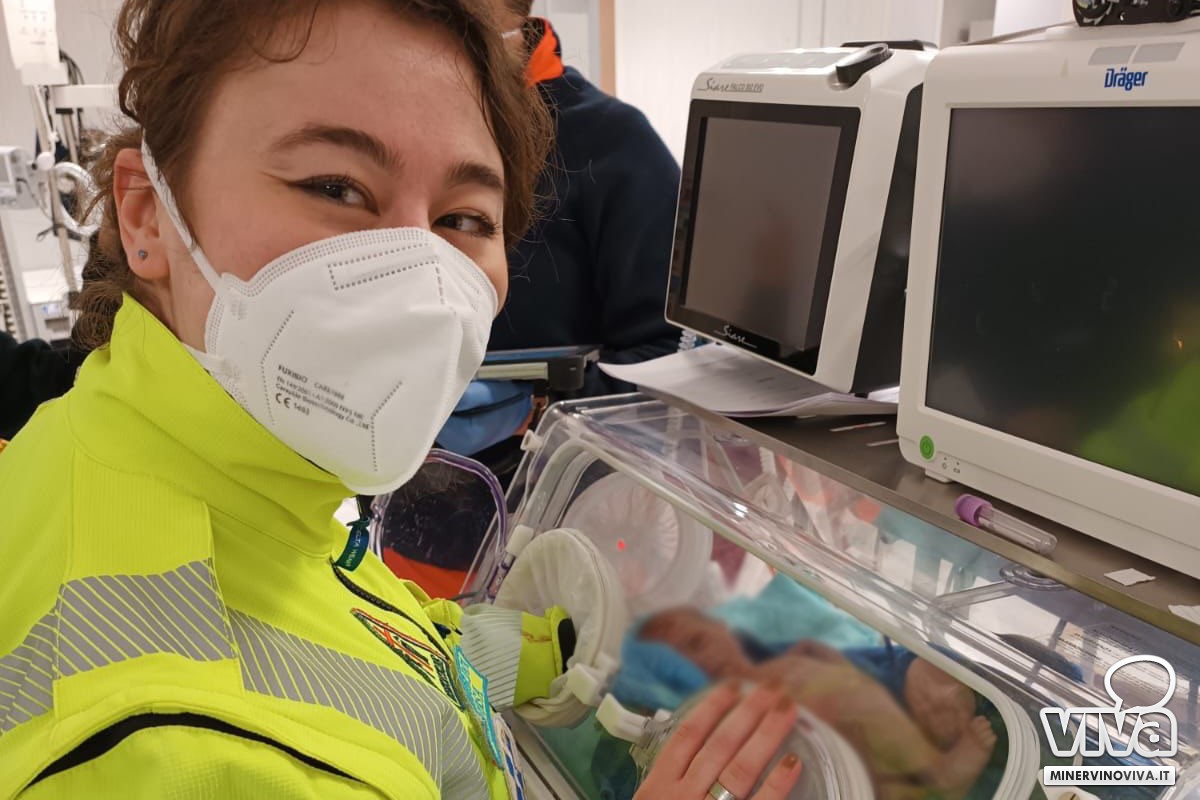 La piccola all'interno dell'incubatrice dell'ospedale di Barletta con la volontaria che l'ha aiutata a nascere