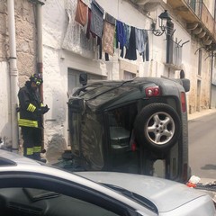 Automobile si ribalta in via Cavour