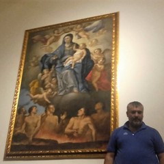 Il restauratore Giuseppe Marzano con l'icona della Madonna del Suffragio