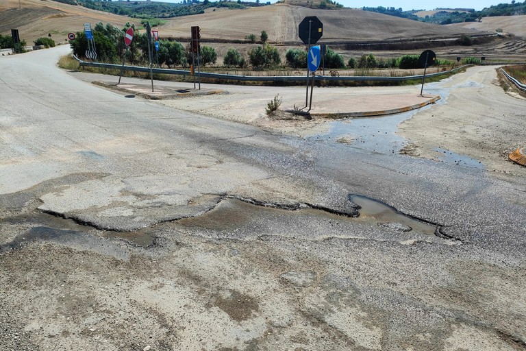 Strada provinciale dissestata