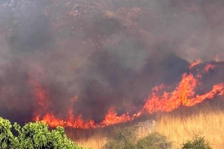 Fiamme sulla Murgia, paura a Minervino: scatta l’evacuazione nelle aree a rischio