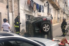 Automobile si ribalta in via Cavour, anziano guidatore in codice rosso