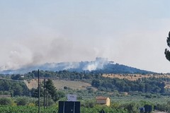 Vasto incendio a Castel del Monte, evacuati il maniero e i ristoranti