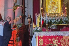 Tensione a Biancavilla, l’arcivescovo originario di Minervino interrompe il discorso del sindaco