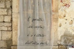 Tende artistiche nel centro storico di Minervino calligrafate da Roberta Fucci
