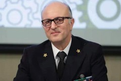 L'ammiraglio minervinese Nicola Carlone al timone della Guardia Costiera