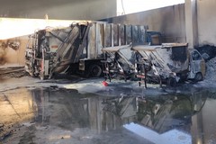 Incendio a Minervino Murge: mezzi della raccolta rifiuti in fiamme
