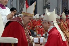 Monsignor Renna riceve il pallio da Papa Francesco