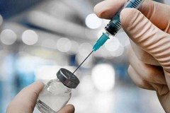 Vaccini, via alla quarta dose per over 60 e fragili