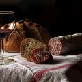 Carne, salumi e vino con etichette  "allarmistiche "