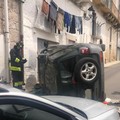 Automobile si ribalta in via Cavour, anziano guidatore in codice rosso