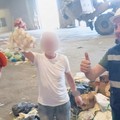 Getta per sbaglio 4mila euro nei rifiuti: recuperati grazie all'altruismo di un operatore ecologico