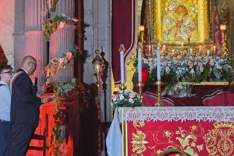 Tensione a Biancavilla, l’arcivescovo originario di Minervino interrompe il discorso del sindaco
