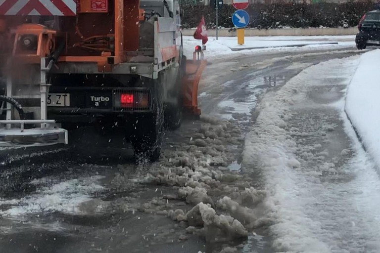 mezzo spazzaneve sulle strade innevate