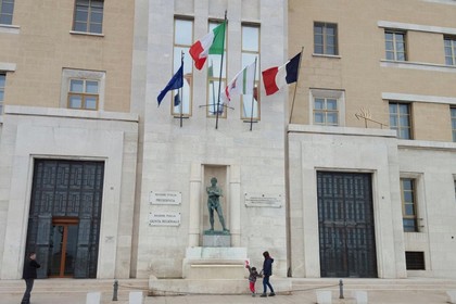 Bandiera francese sul palazzo della Regione Puglia a Bari