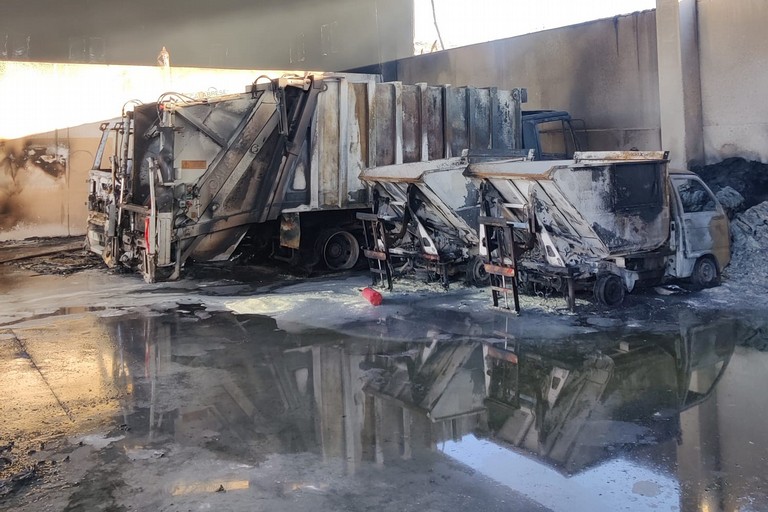 Incendio a Minervino Murge mezzi della raccolta rifiuti in fiamme
