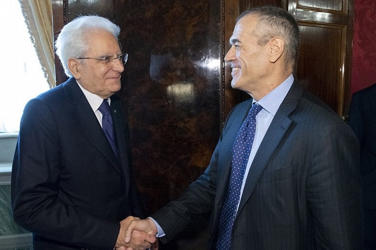 Il Presidente Mattarella con Carlo Cottarelli. <span>Foto Sito del Quirinale</span>