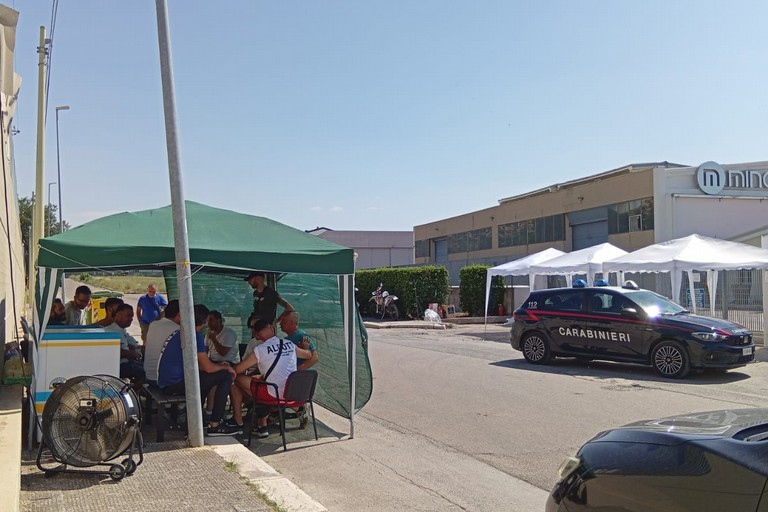 Continuano le proteste fuori dai cancelli della Minox