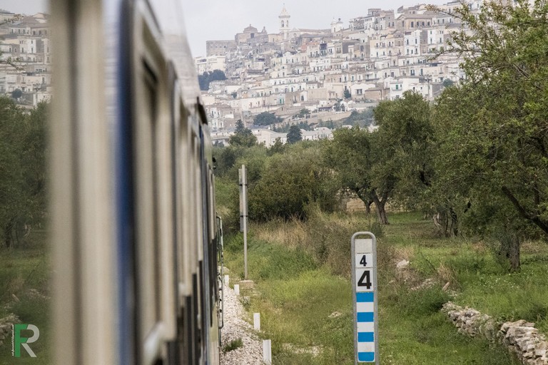 Veduta di Minervino Murge dal finestrino di un treno sulla linea Barletta-Spinazzola