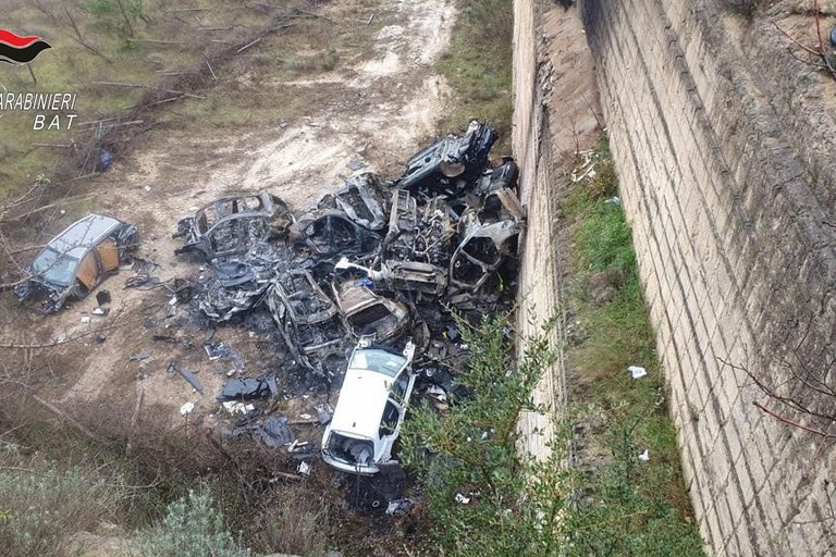 Le carcasse dei veicoli ritrovate dai Carabinieri in una cava di Minervino Murge