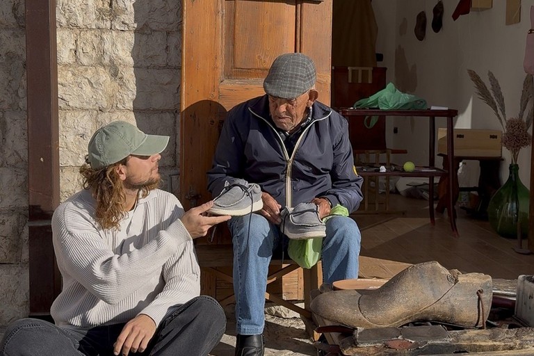 Da Minervino all’Indonesia: il giovane calzolaio Francesco Pierini porta la “nobile arte” nel mondo