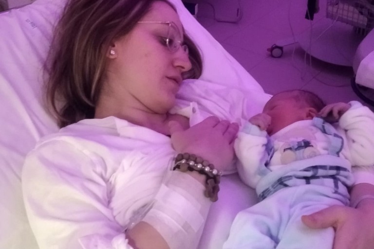 Gabriele, primo nato nell'Asl Bt del 2023, con la sua mamma