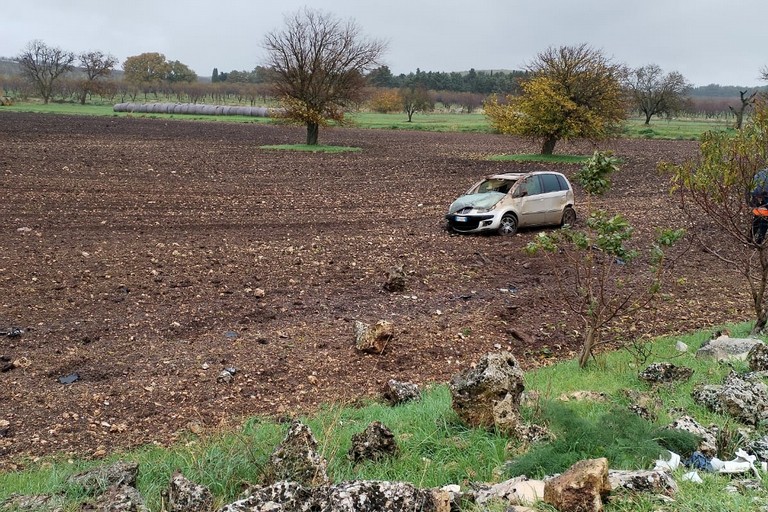 Auto fuori strada sulla SP231