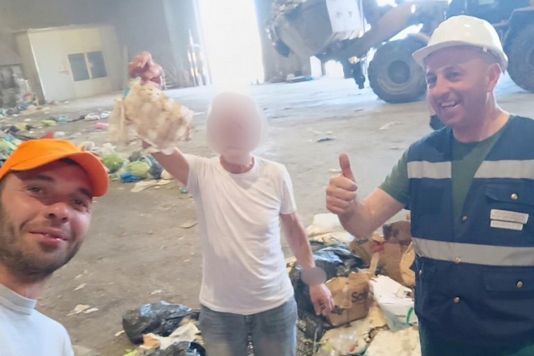 Gettati per sbaglio 4mila euro nei rifiuti: recuperati grazie all'altruismo di un operatore ecologico