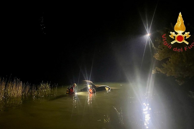 Minervino, recuperata un'auto sommersa nelle acque del Locone - FOTO